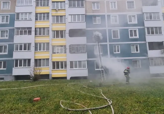Пожар на улице Гришина в Могилеве: спасатели вынесли мужчину, он госпитализирован (видео)