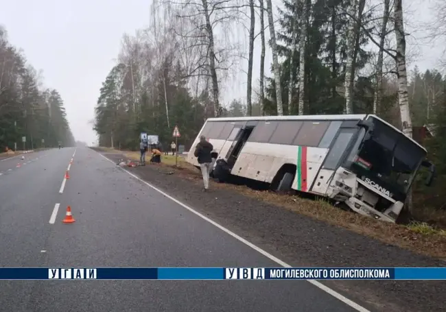 В Чериковском районе автобус с пассажирами съехал в кювет после столкновения с легковушкой