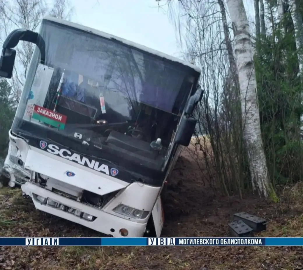 29 ноября 2025 года. На 67-м км автодороги Р-122 Могилев – Чериков – Костюковичи автобус с пассажирами съехал в кювет после столкновения с легковушкой. Фото: УВД.