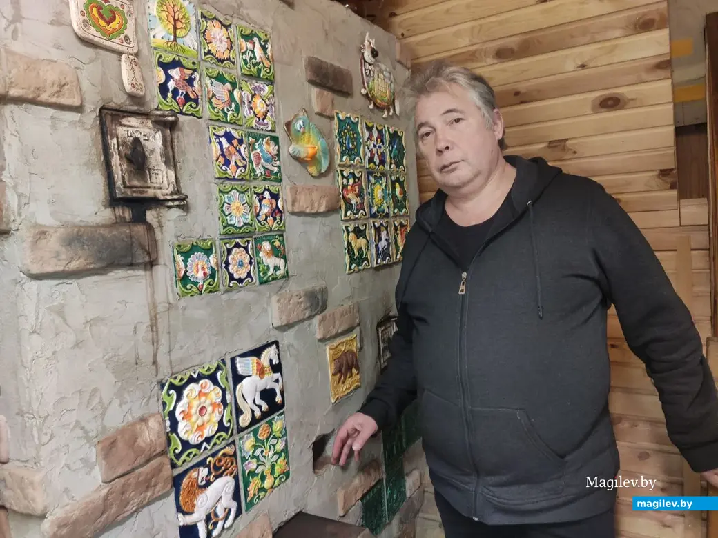 Печь-камин на даче, ее Николай сделал сам. На печи – изразцы из России, он их коллекционирует. Фото автора