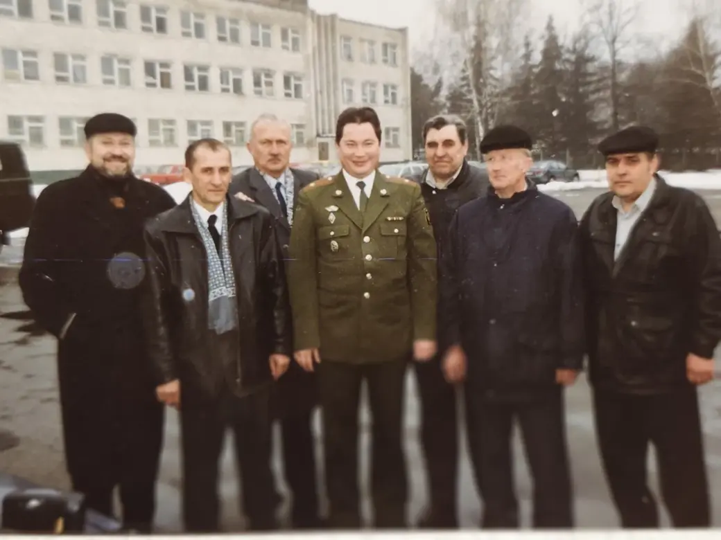  Николай Логинов с ветеранами части, в которой служил когда-то. Минск 2005 год.