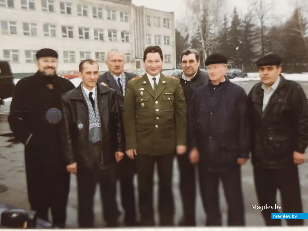 Николай Логинов с ветеранами части, в которой служил когда-то. Минск 2005 год.
