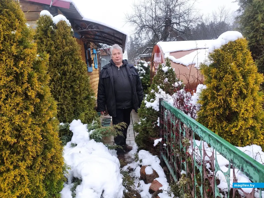 25.11.2025. Николай Логинов у себя на даче в Бабино. Фото автора.