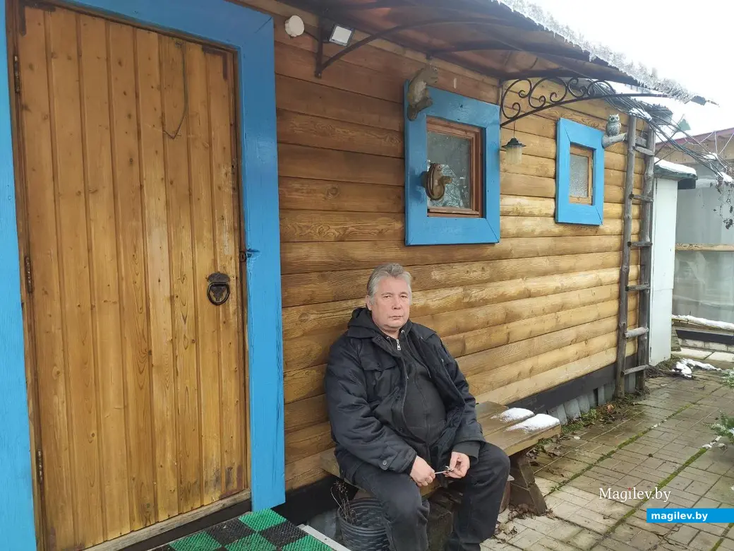 25.11.2025. Николай Логинов у себя на даче в Бабино. У бани, которую построил сам. Фото автора