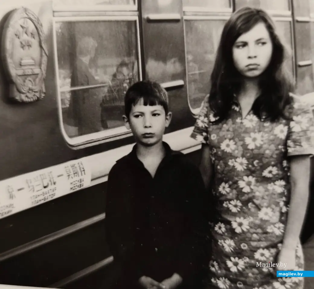 Коля Логинов с родной сестрой Галиной. Одно из их первых путешествий на Байкал. 1974 год. Фото из личного архива.