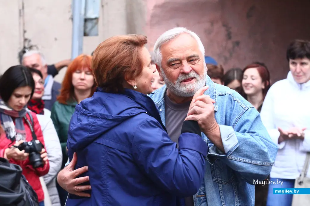 Август 2017 года, Могилев, дворик Алика Кузькина в Пожарном переулке. Перфоманс «Не забывайте своих старых друзей». Евгений Байков (R.I.P.) вместе с супругой дает