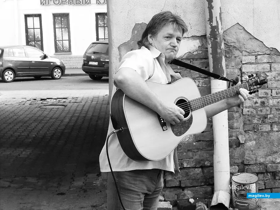 Июль 2017 года, Могилев, дворик Алика Кузькина в Пожарном переулке. Перфоманс «Не забывайте своих старых друзей». Выступает Валерий Козлов.