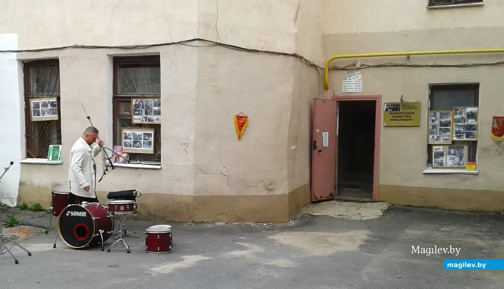 Август 2017 года, Могилев, дворик Алика Кузькина в Пожарном переулке. Перфоманс «Не забывайте своих старых друзей». Александр Лущенков (R.I.P.) устанавливает свою