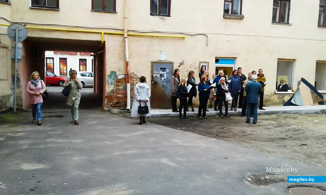 Август 2017 года, Могилев, дворик Алика Кузькина в Пожарном переулке. Перед началом перфоманса «Не забывайте своих старых друзей».