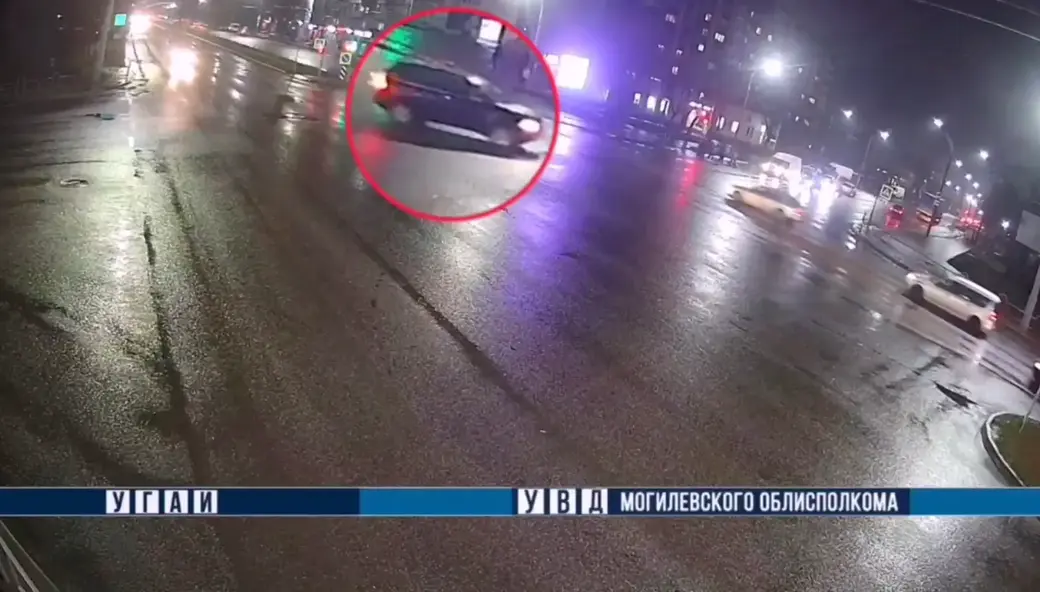 1.12.2025 г. В Могилеве на пешеходном переходе автомобиль сбил ребенка. Скан с видео УГАИ УВД Могоблисполкома