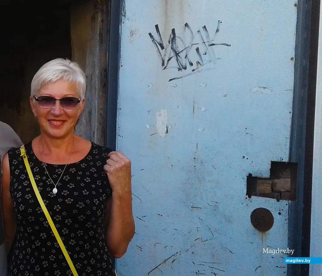 Июль 2017 года, Могилев, дворик Алика Кузькина в Пожарном переулке. Перфоманс «Не забывайте своих старых друзей». Надежда Куликова (R.I.P.).