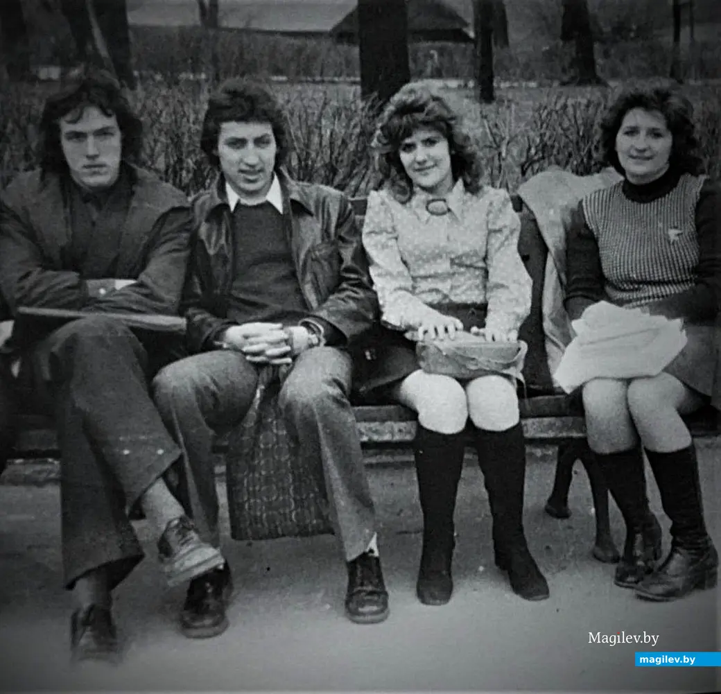 1970-е годы, Могилев. Лавочки возле «Чырвонай Зоркi»: да, все было примерно вот так.