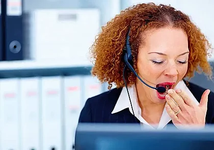 Почему после обеда клонит в сон и как этого избежать: рассказал специалист