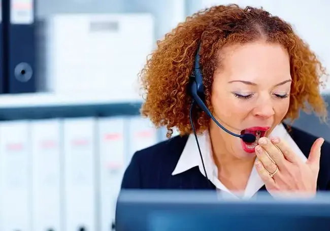 Почему после обеда клонит в сон и как этого избежать: рассказал специалист