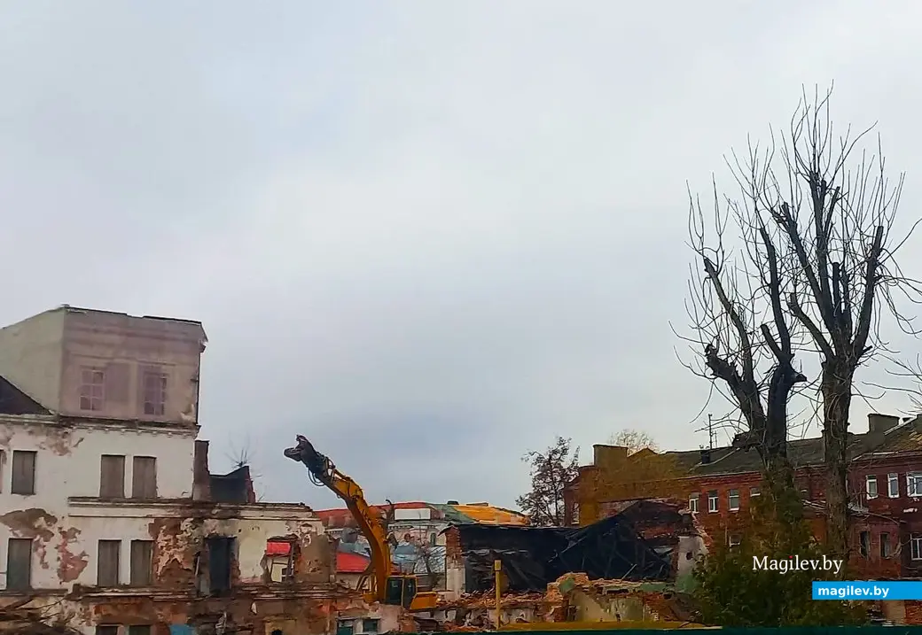 02.11.2025, Могилев. Работы по сносу хлебозавода в самом разгаре.
