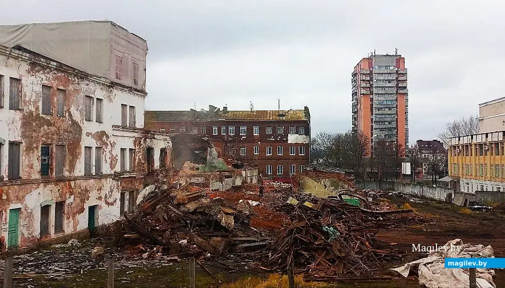 02.11.2025, Могилев. Работы по сносу хлебозавода в самом разгаре.