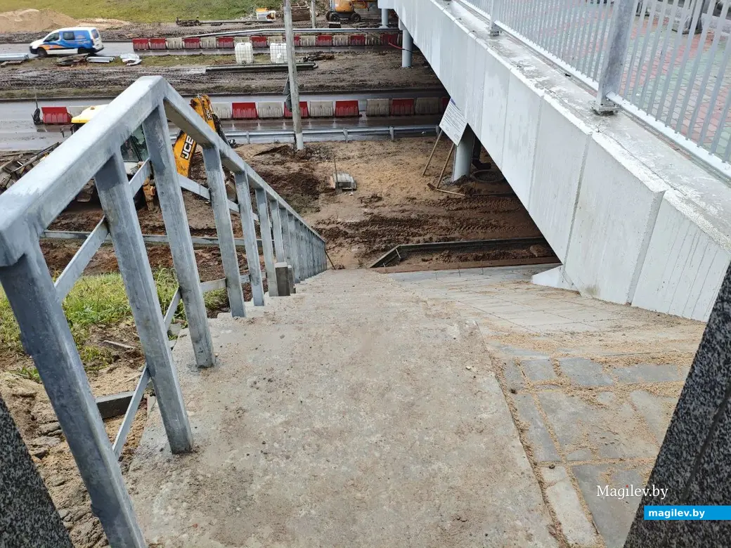 4 декабря 2025 года. Могилев. Проспект Димитрова. Путепровод на стадии завершения реконструкции. Спуск на улицу Королева.