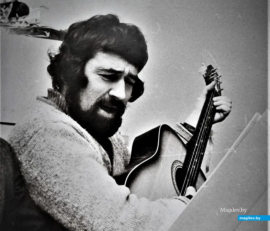 1990-е годы, Могилев. Филипп на ходу сочиняет и исполняет песню на свои стихи.