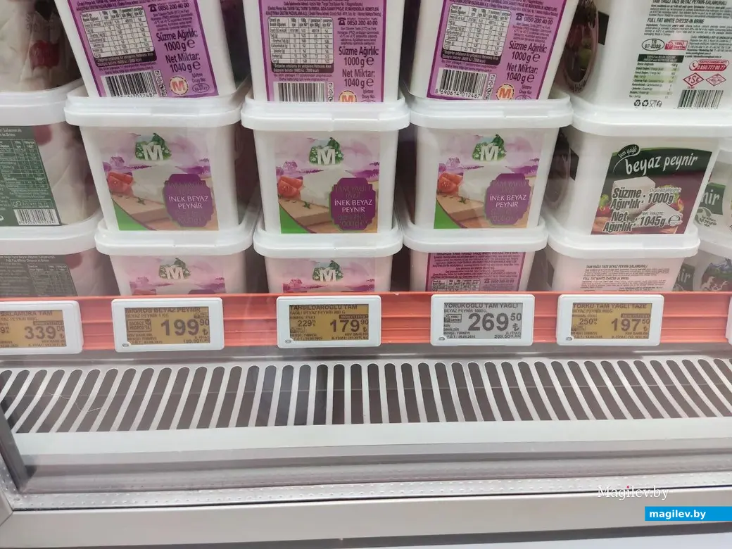 Октябрь 2025 г. Махмурлар, Турция. Рассольные сыры в Турции очень вкусные