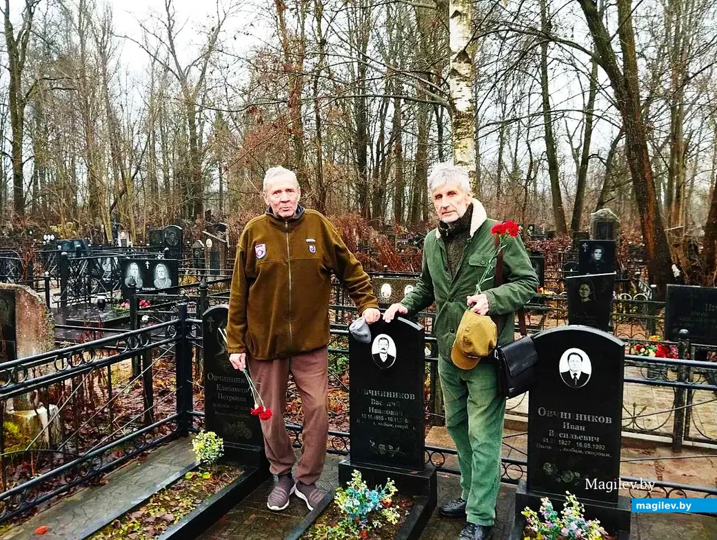 05.11.2025, Могилев, район микрорайона Юбилейный. У могилы Васи, с которым я и Витя (слева) познакомились на первом курсе ММИ в 1972 году.