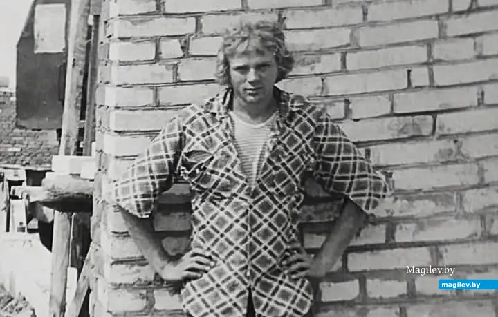 1970-е, Могилевский район. Витя на работе в студенческом стройотряде.