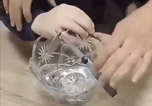 В Бобруйске мальчик не смог вытащить палец из гардеробного номерка. Вызывали МЧС (видео)