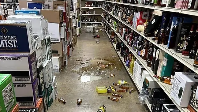 Енот оставил после себя след вандализма, попробовав разные виды алкоголя. Но он успел дойти до туалета. Фото: AP.