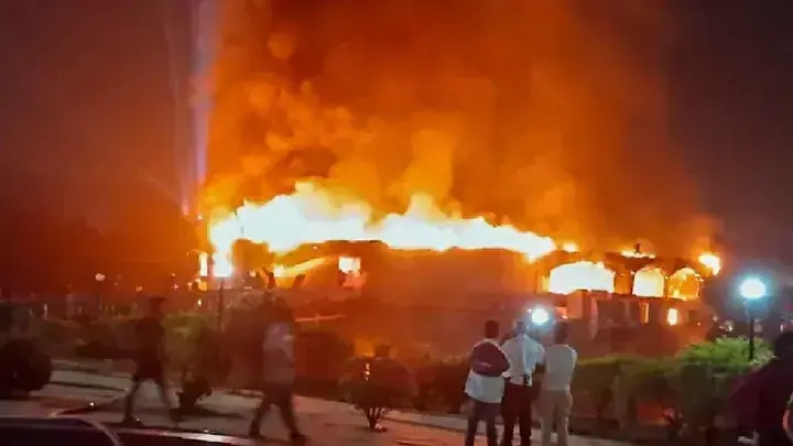 декабря 2025 года. В ночном клубе в Гоа произошел пожар: погибли 25 человек. Кадр видео.