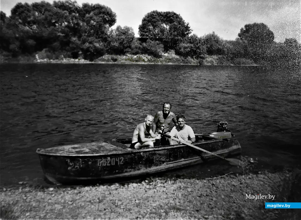 2000-е годы, Могилев, Днепр. Вот-вот эта лодка Володи Кутузова (в центре) будет названа в честь Джона.