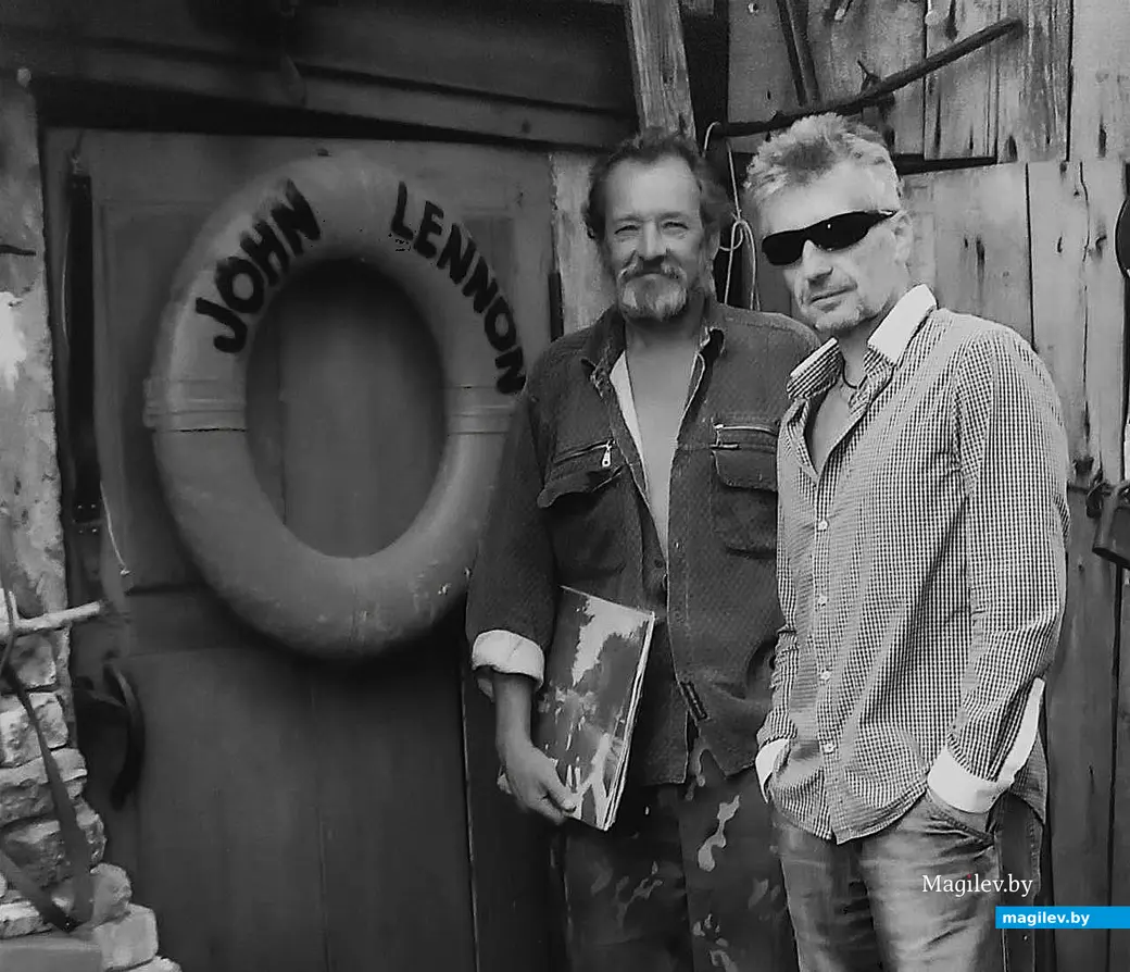 2000-е годы. Могилев. На фоне спасательного круга лодки Джона Леннона. Фото Василя Титова.