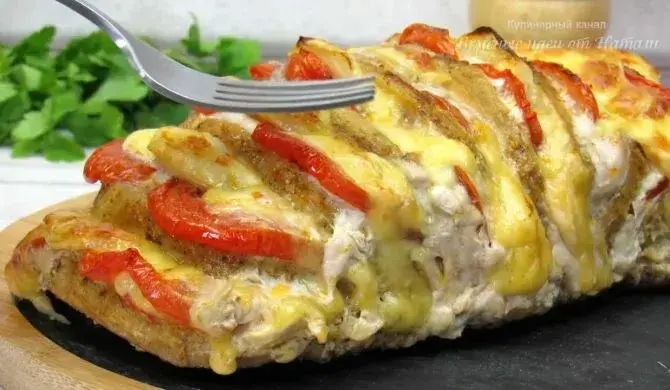 Гармошка из свинины в духовке в фольге с помидорами.