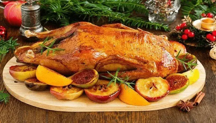 Новогодняя утка целиком в рукаве запеченная в духовке.