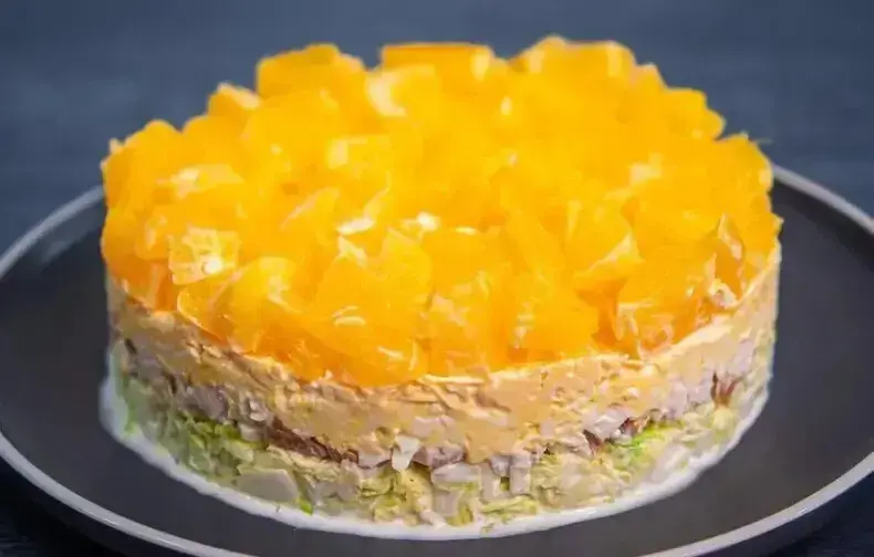Салат с курицей и апельсинами.