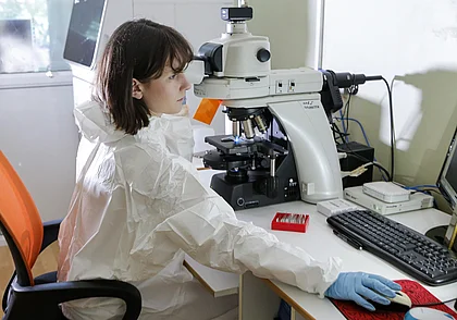 В России в центре Гамалеи выпустили первые три тестовые серии вакцины от рака