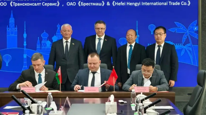 «Брестмаш» совместно с партнерской компанией подписали контракт на поставку 200 машинокомплектов в 2026 году. Фото Брестского облисполкома.