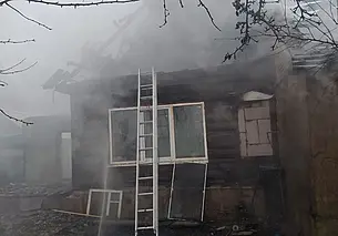 В Могилеве на Алтайской горел дом: огонь угрожал соседним строениям (видео)