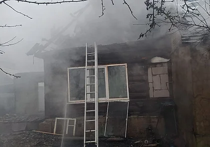 В Могилеве на Алтайской горел дом: огонь угрожал соседним строениям (видео)