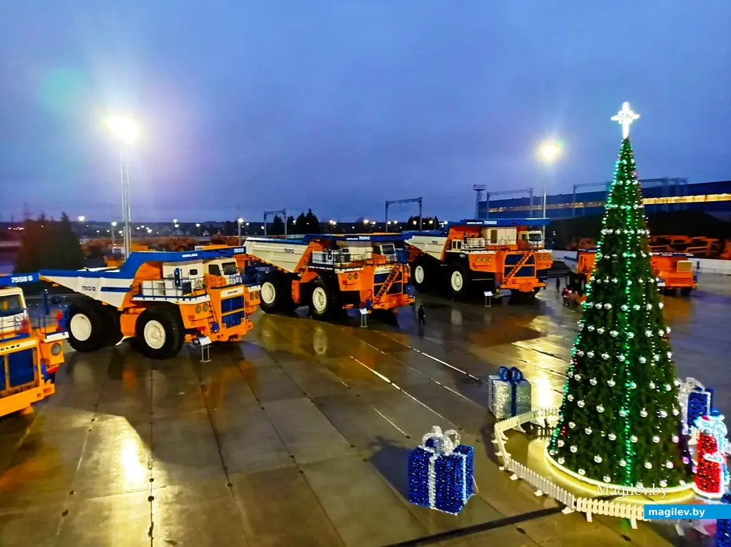 09.12.2025, г. Жодино. Могилевские школьники на заводе БелАЗ.