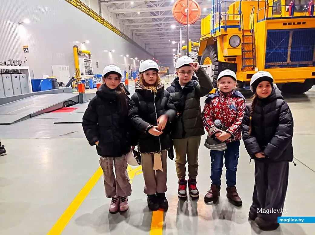 09.12.2025, г. Жодино. Могилевские школьники на заводе БелАЗ.
