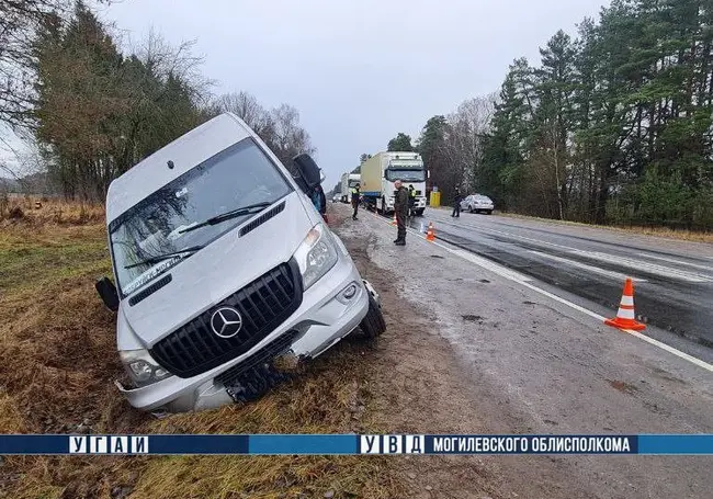 На трассе Бобруйск-Могилев съехала в кювет маршрутка