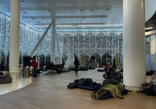 Свыше 40 самолетов не смогли приземлиться в аэропортах Москвы