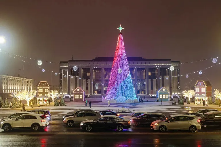 В столице готовятся зажечь главную елку страны на Октябрьской площади. Фото: Tochka.by.