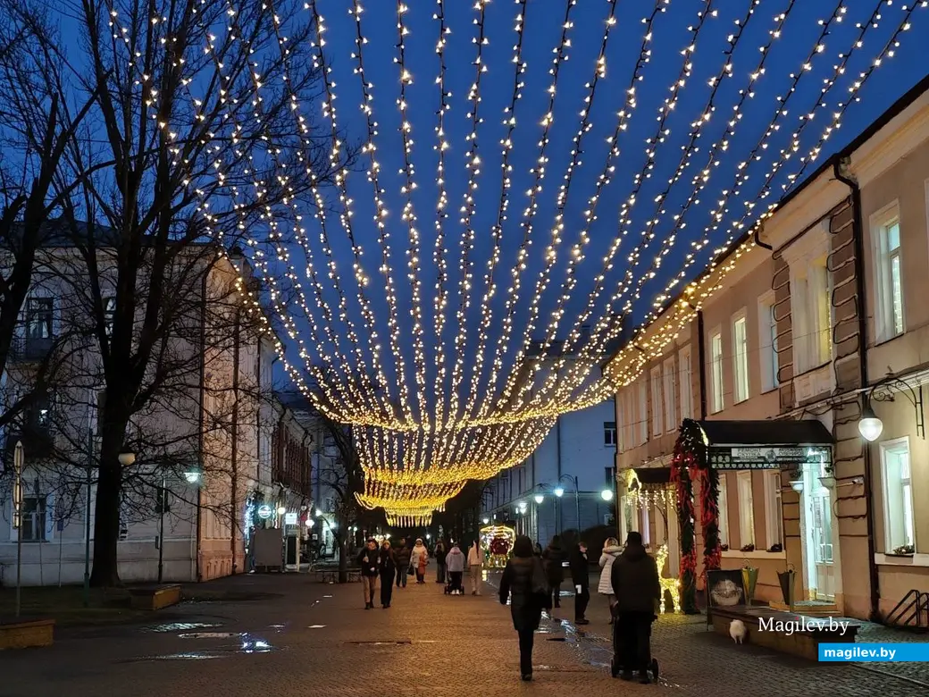 Декабрь 2025 года. Могилев. Предновогодние улицы и скверы города.