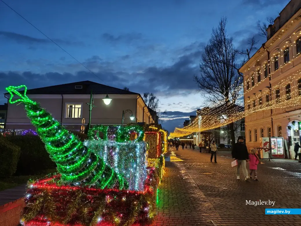 Декабрь 2025 года. Могилев. Предновогодние улицы и скверы города.