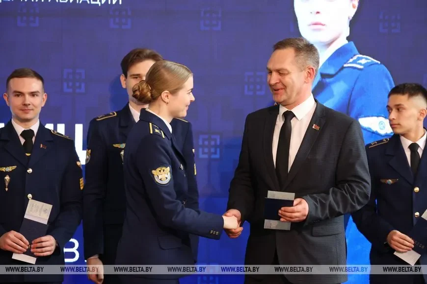 12 декабря 2025 года. Выпускникам Белорусской академии авиации вручили лицензии пилотов. Фото: