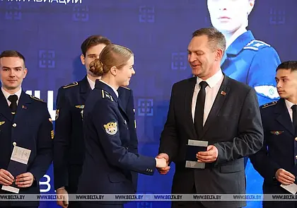 В Беларуси впервые вручили дипломы пилотов выпускникам академии авиации