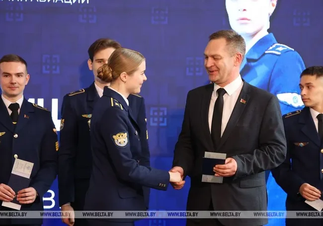 В Беларуси впервые вручили дипломы пилотов выпускникам академии авиации