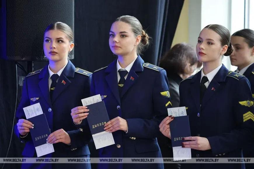 12 декабря 2025 года. Выпускникам Белорусской академии авиации вручили лицензии пилотов. Фото: