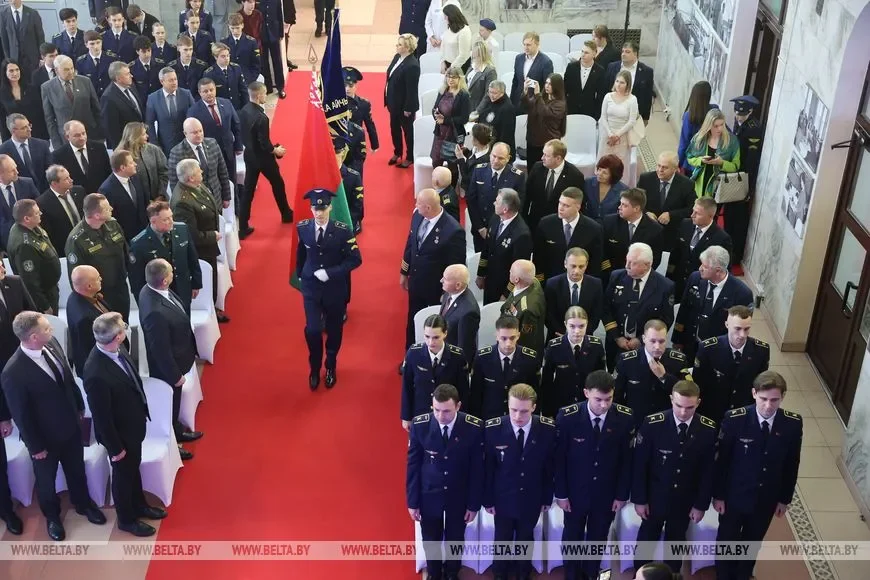 12 декабря 2025 года. Выпускникам Белорусской академии авиации вручили лицензии пилотов. Фото: