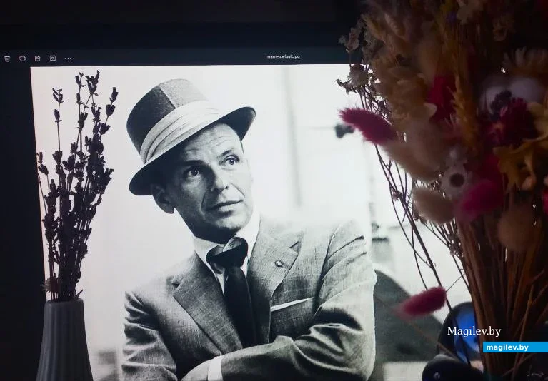 И сегодня Фрэнк Синатра времен 1960-х годов смотрится – будь здоров!